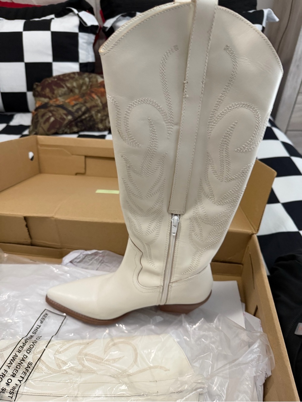 Knee-High White Western-Style Leather Boot with Side Zip